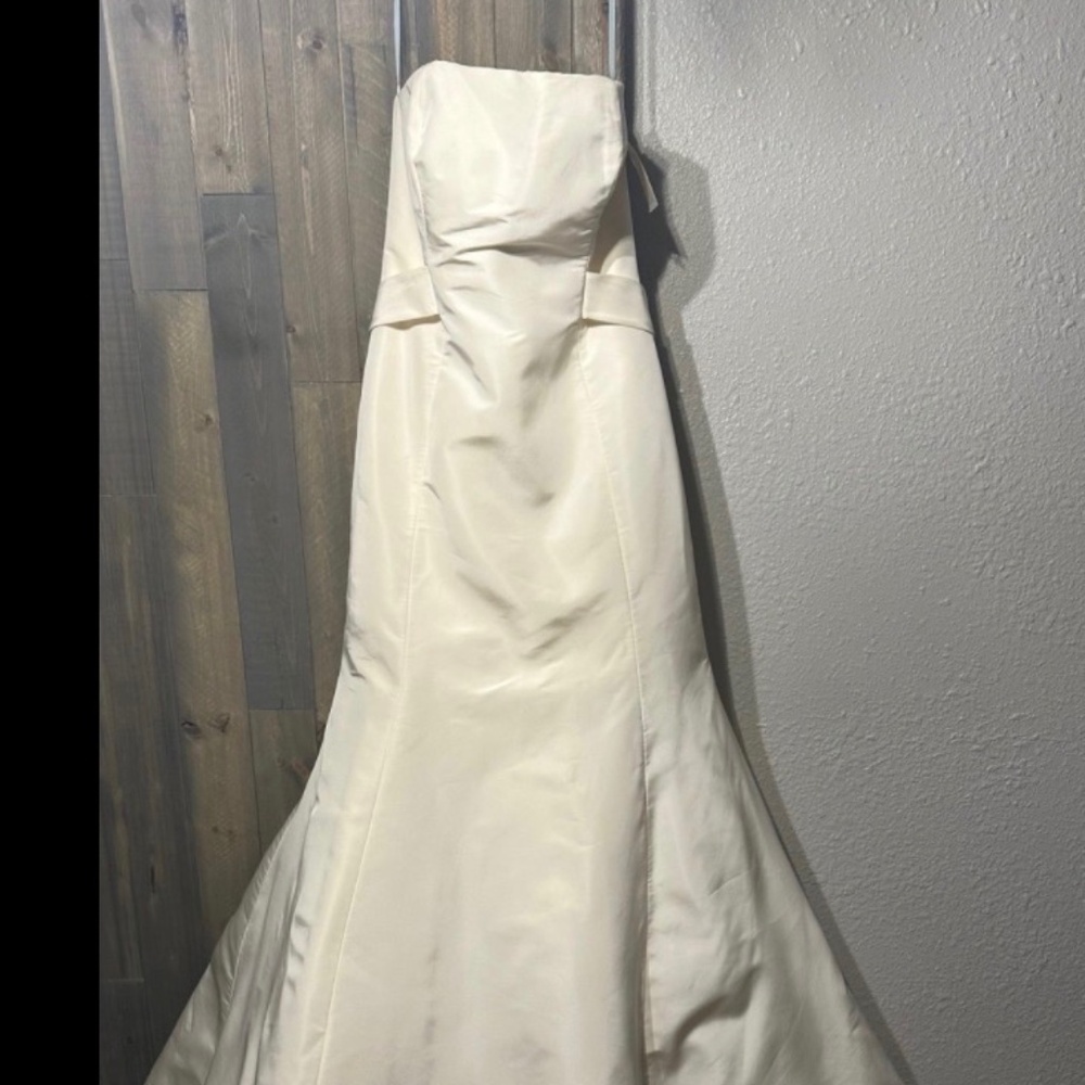 Caroline Herrera Sloan gown NWT in ivory season 2022
